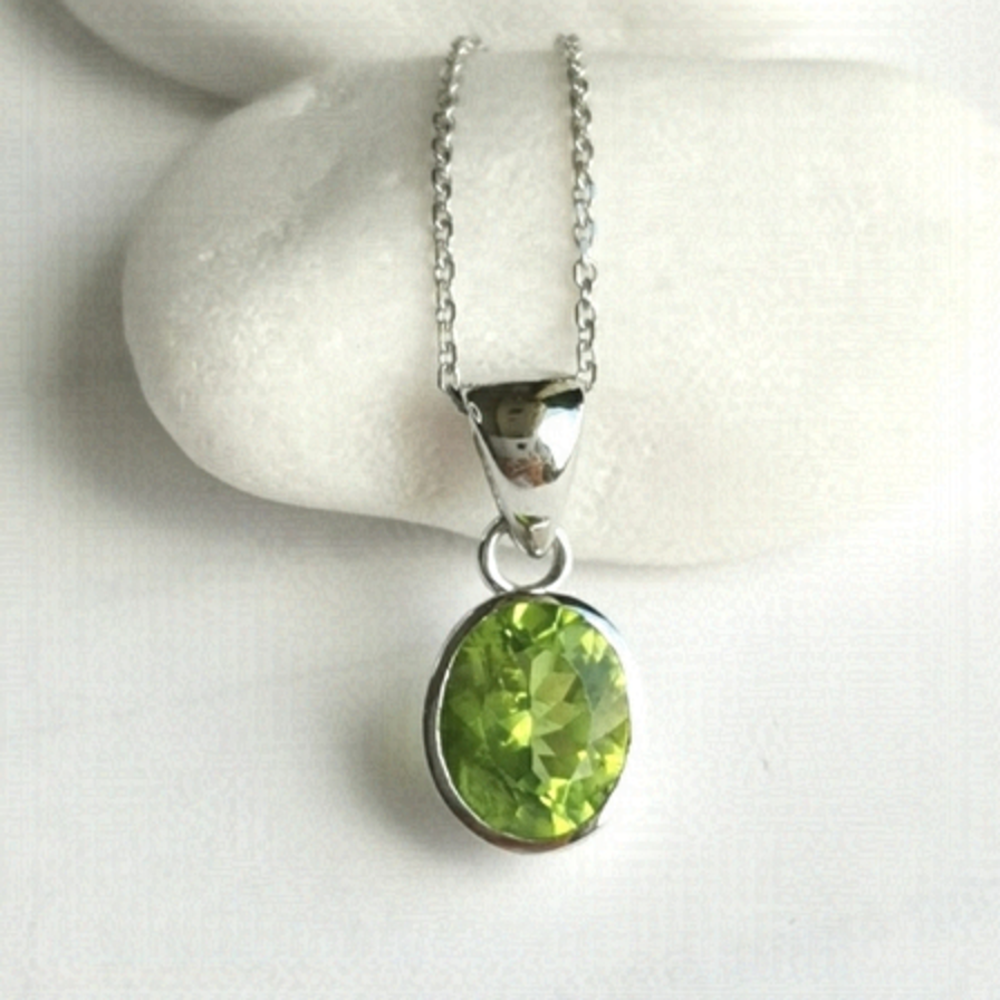 Deep cut oval Peridot sterling silver pendant necklace 🆕